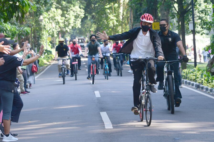Saat Gowes Presiden Sambil Bagikan Masker di Kebun Raya Bogor