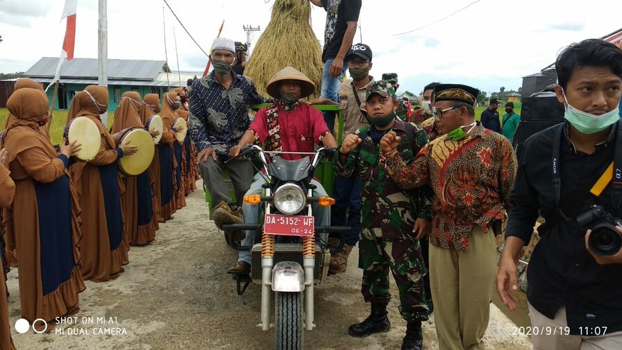 Kodim 1022/Tnb Bersama Petani Sarigadung Gelar Panen Raya