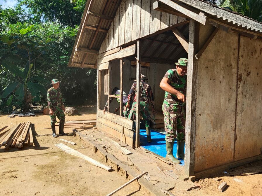 Giliran Rumah Wityo Dibongkar Satgas TMMD ke 109 Kodim 1022/Tnb