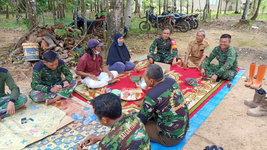 Jalinan Keakraban Satgas TMMD ke 109 Kodim 1022/Tnb Wujud Kamanunggalan TNI dan Rakyat