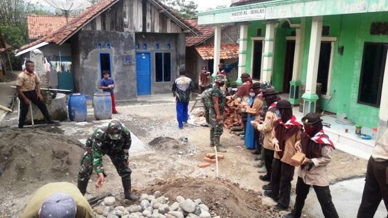 Saka Wira Kartika Paguyangan Brebes Turut Mengabdi di Lokasi TMMD Reguler