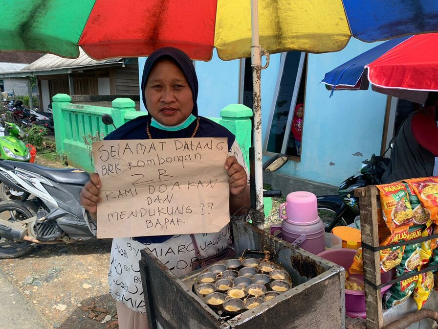 Dengan Karton Kardus, pedagang Pentol di Rejosari Ini, Doakan Zairullah Menang