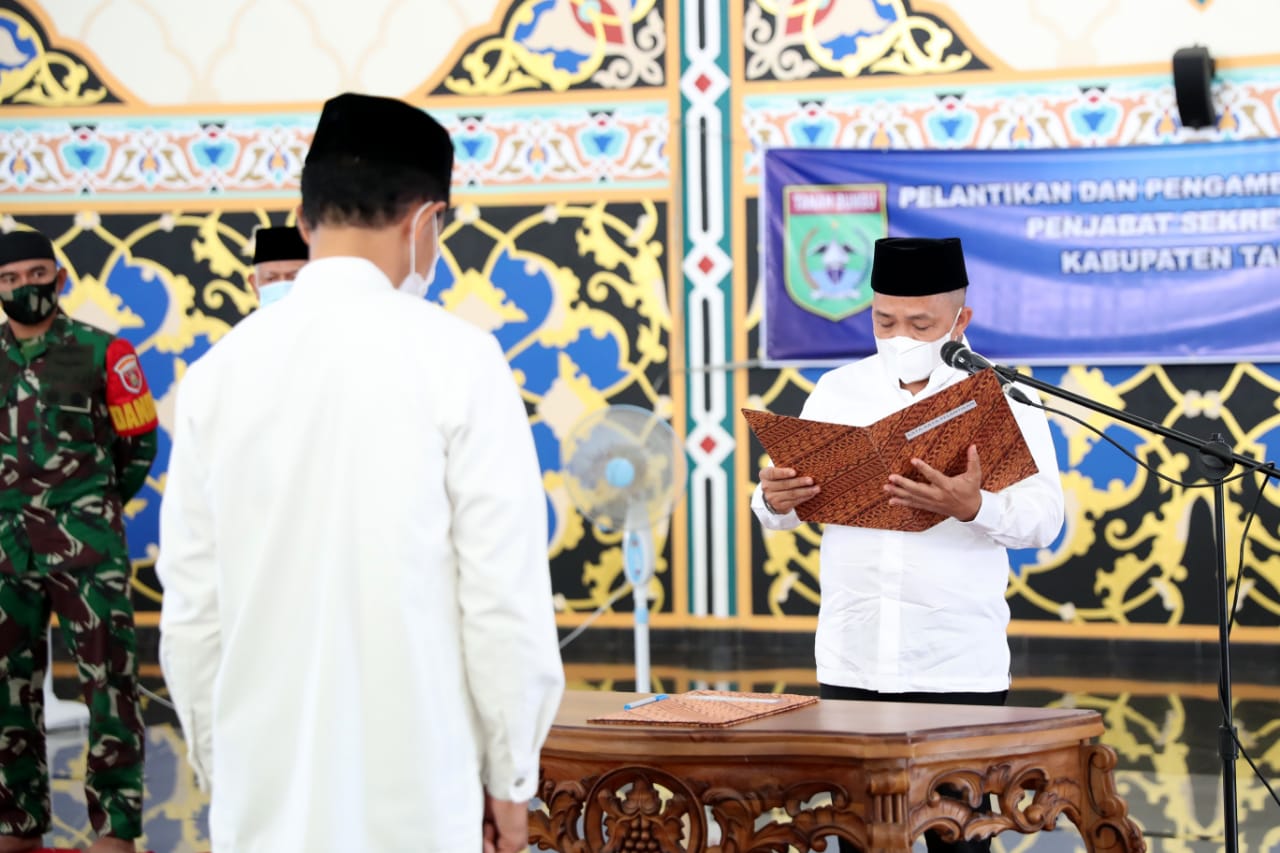 Bupati Tanbu Lantik Ambo Sakka Sebagai Sekda