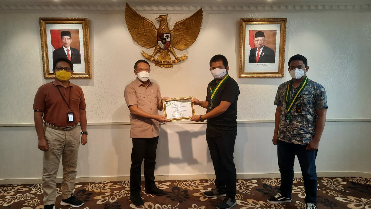 OIC Youth Indonesia dan PB SEMMI Berikan penghargaan kepada Menpora RI