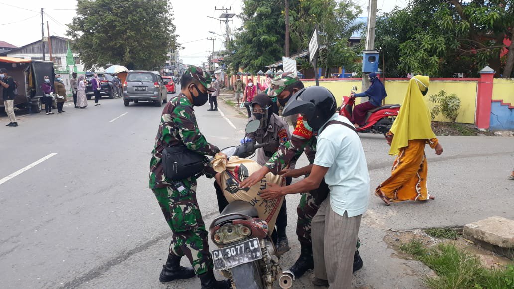 Ungkapan Terima Kasih Seorang Kakek Ditolong Banbinsa bersama Bhabinkamtibmas