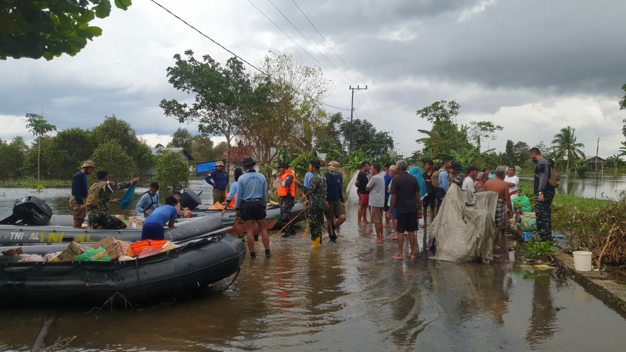 Berbekal Ilmu Kompas, Tim SAR Pangkalan TNI AL Banjarmasin Sasar Daerah Terisolir Akibat Banjir