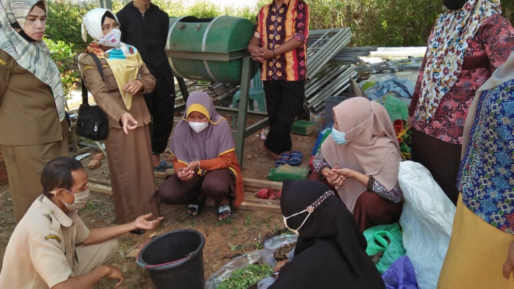 Remaja Karang Taruna dan Kader Posyandu Dilqtih Cara Pengolahan Kompos Berbahan Limbah Rumah Tangga