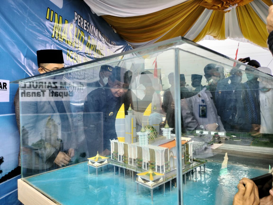 Bupati Tanbu Resmikan Pembangunan Masjid Apung Ziyadatul Abrar Pagatan