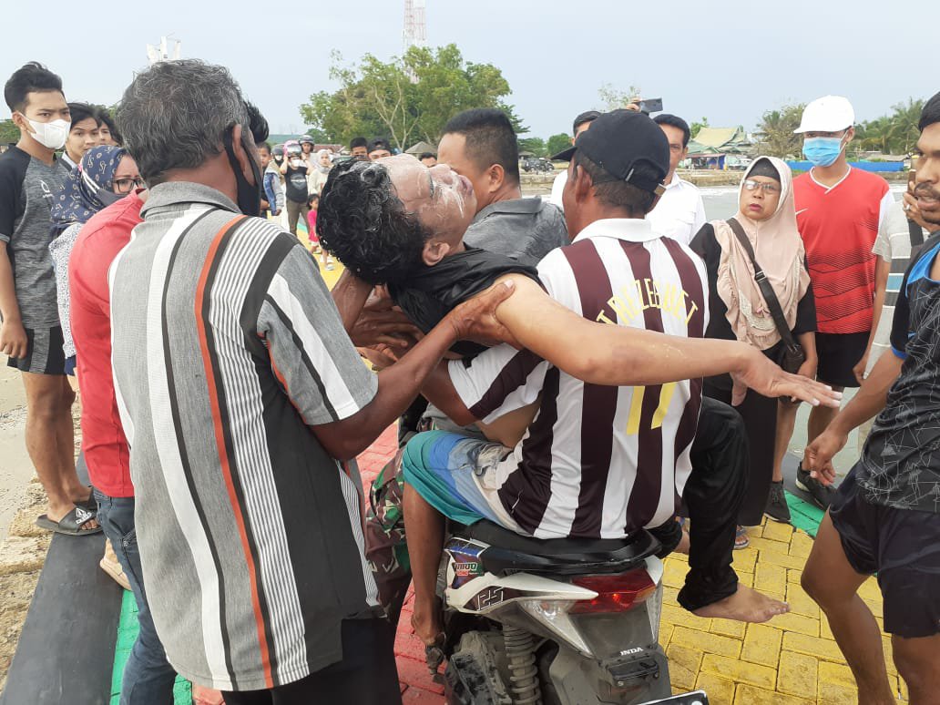 Aksi Heroik Anggota Kodim 1022/Tnb Selamatkan Warga Tenggelam di Pantai Pagatan