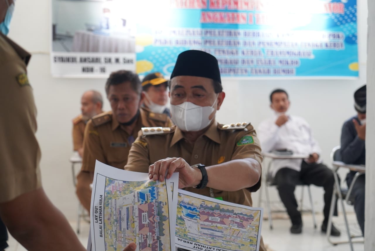 Bupati Tanah Bumbu Serahkan Langsung KKS dan Buku Tabungan untuk Peserta KPM PKH
