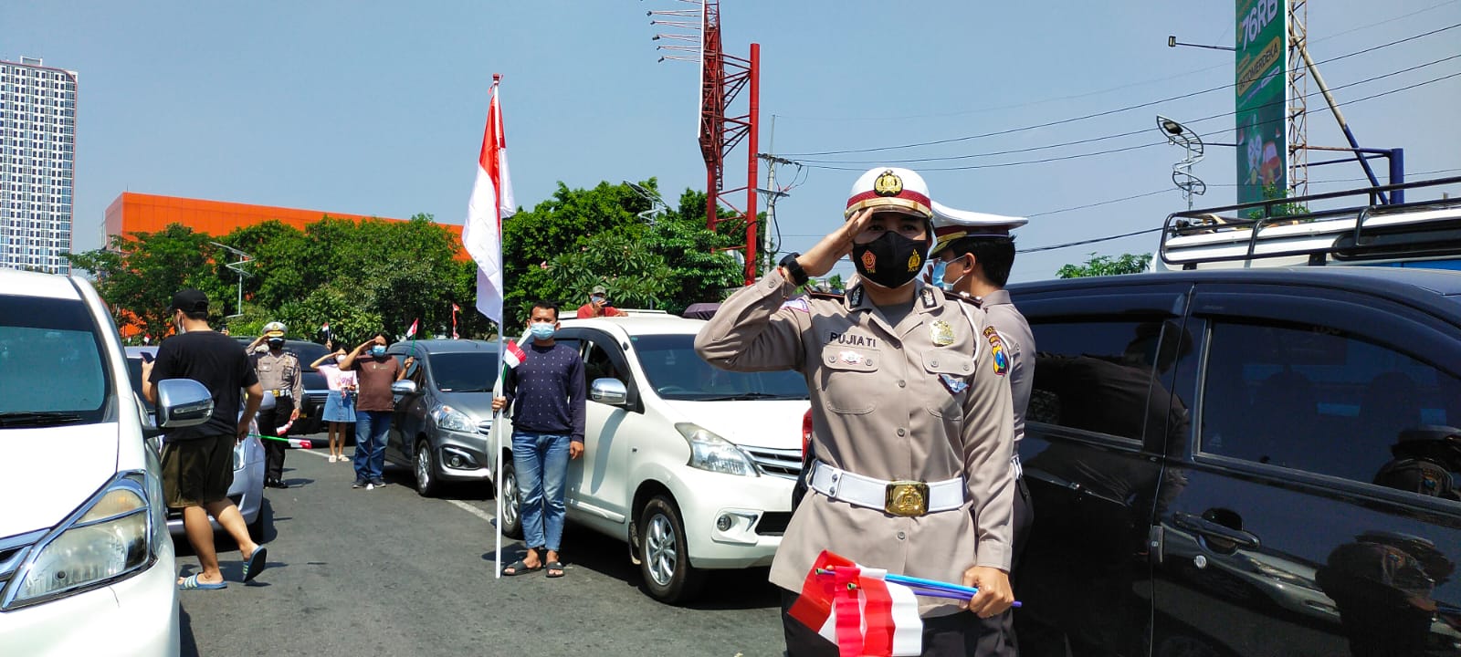 Pengendara diminta berhenti saat detik-detik Proklamasi dan Nyanyikan Lagu Indonesia Raya