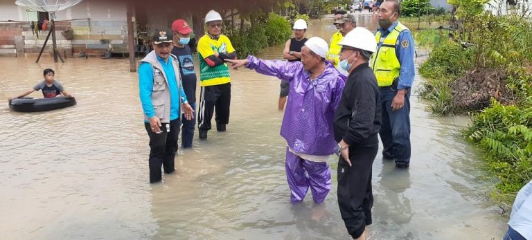 Petugas Gabungan Bersihkan Lumpur Pasca Banjir di Sekitar Rumah Warga