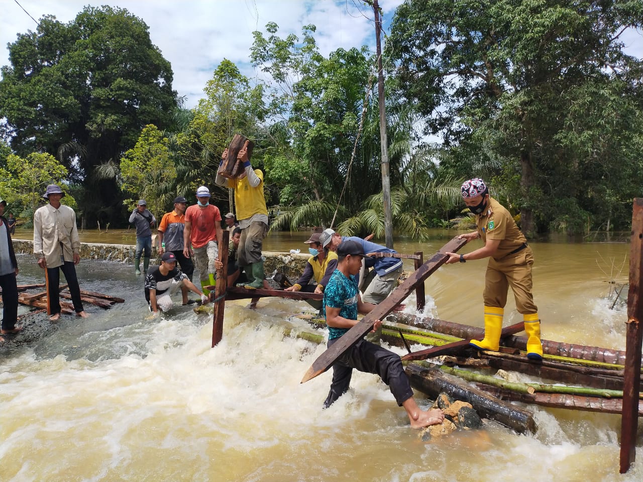 Camat Kusan Hulu Pimpin Langsung Pengerjaan Jembatan Darurat Dilokasi Banjir