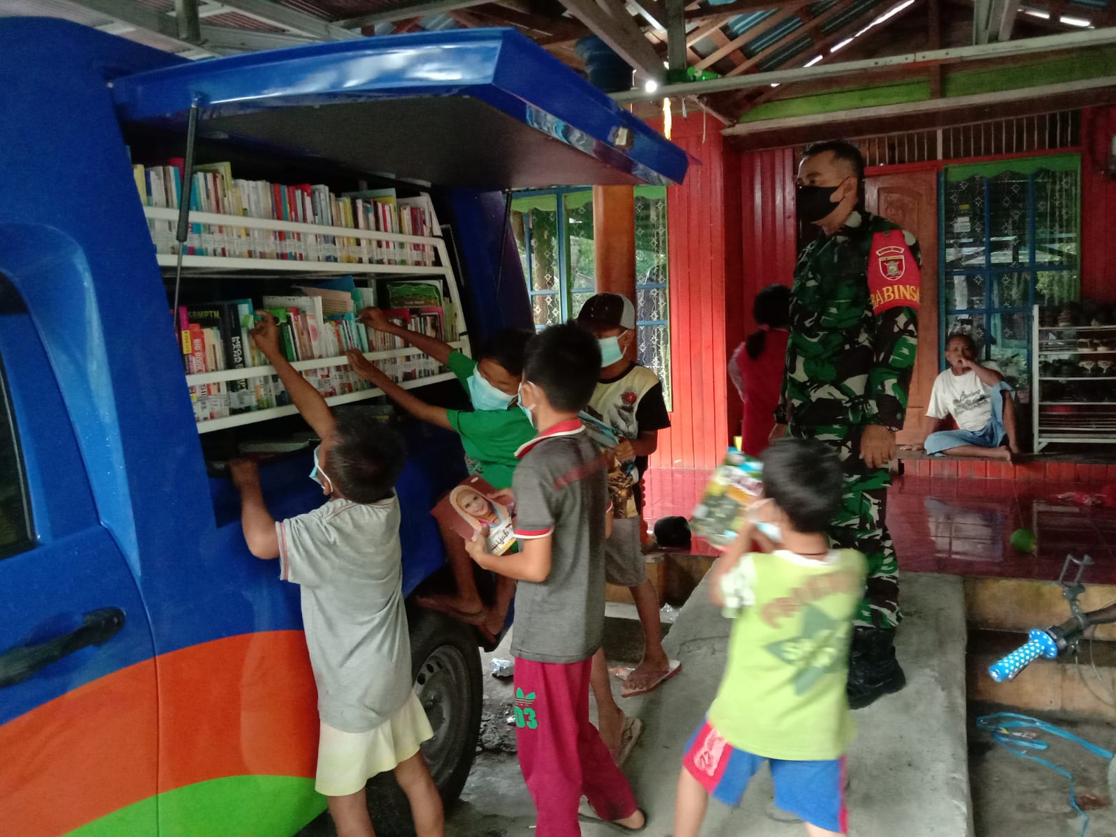 Hadir di Kasarangan, Perpustakaan Keliling dimanfaatkan Anak – anak untuk Belajar