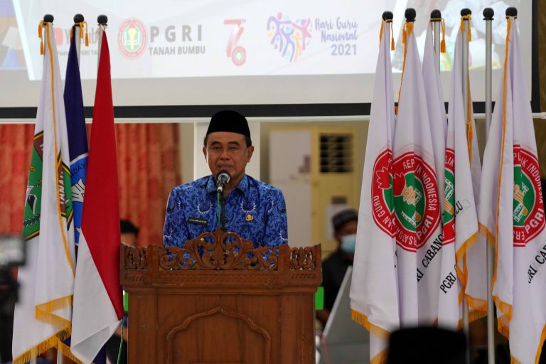 Zairullah Azhar Hadiri Puncak Peringatan Hari Guru