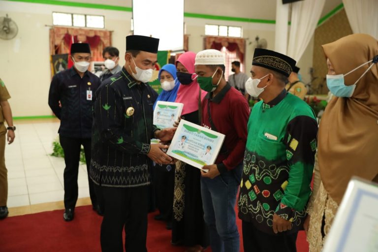 Puncak Peringatan Hari Ibu, Bupati Serahkan Bantuan