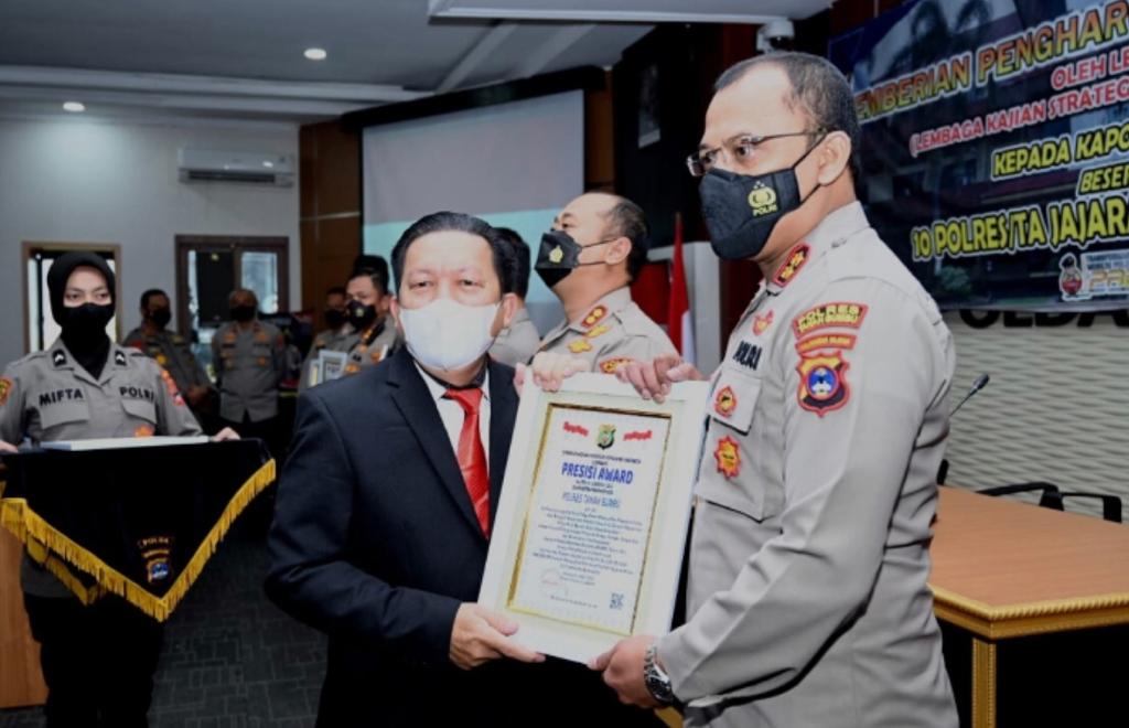 Kapolres Tanah Bumbu AKBP Tri Hambodo Terima Presisi Award Atas Dedikasi Tingkatkan Pelayanan Publik