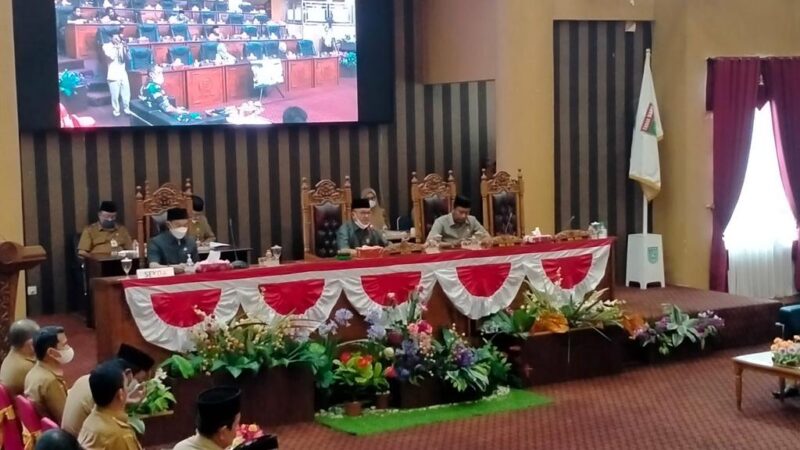 Sekda Sampaikan Jawaban Bupati Dalam Rapat Paripurna