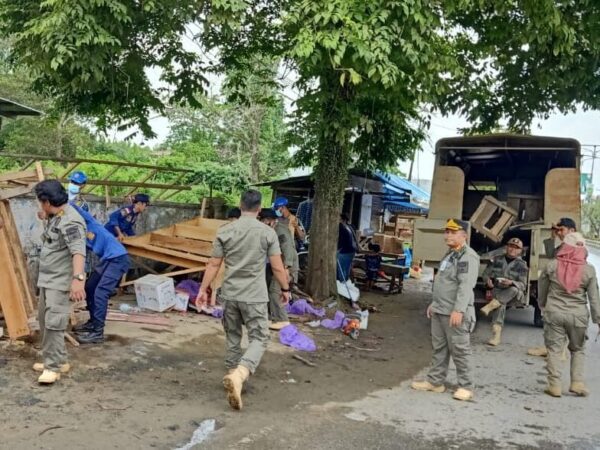 Bongkar Lapak PKL, Satpol PP Arahkan Berjualan Ke Pasar Sabtu