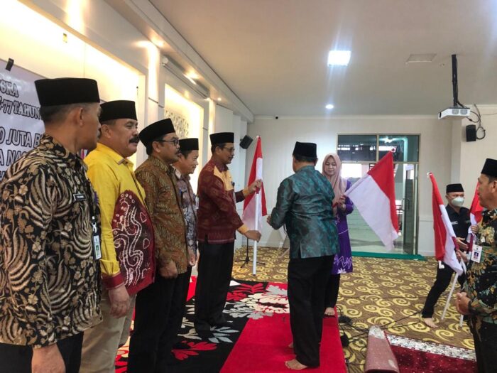 Sambut Bulan Kemerdekaan, Tanbu Ikuti Gerakan Nasional Pembagian 10 Juta Bendera