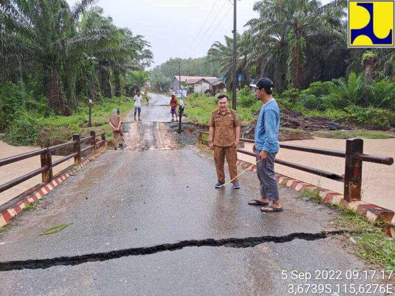 Diterjang Banjir, Jembatan Penghubung Dua Desa Di Angsana Ambruk