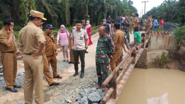 Sekda Tanbu Tinjau Lokasi Jembatan Yang Ambruk Di Desa Banjarsari