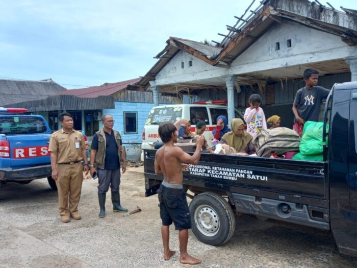 Warga Terdampak Air ROB Terima Bantuan Dari Pemkab Tanbu