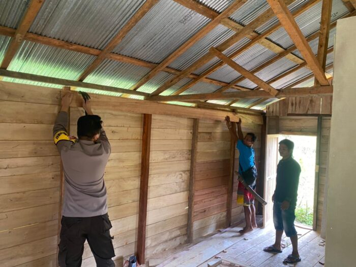 Wujud Peduli Masyarakat, Bhabinkamtibmas Polsek Mantewe Bantu Bedah Rumah Warga