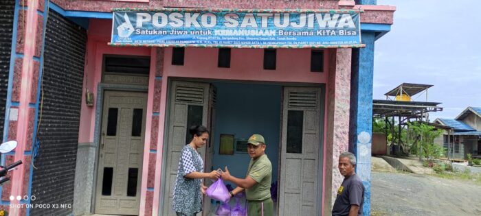 Melalui Posko Satu Jiwa, Babinsa Kodim 1022/Tnb Ini Amalkan Jumat Berkah Di Wilayahnya