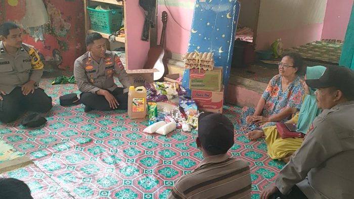 Bantu Masyarakat Kurang Mampu, Polsek Karang Bintang Salurkan Paket Sembako