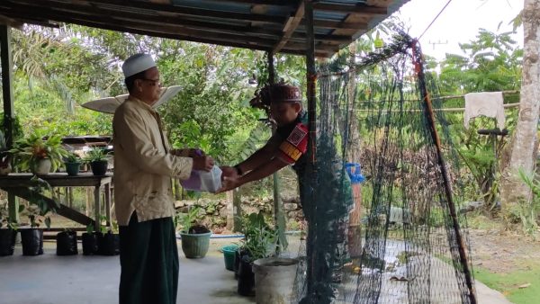 Jumat Berkah, Babinsa Koramil 1022-05 Karang Bintang Ini Bagikan Paket Sembako Dan Takjil