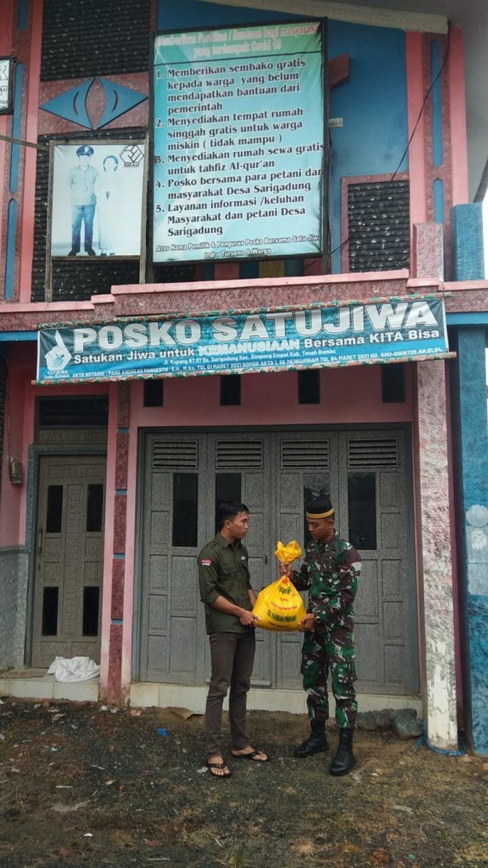 Sasar 106 Penerima, Posko Satu Jiwa Bantu Salurkan Zakat Fitrah Dari Kompi Senapan B Yonif/Bwu