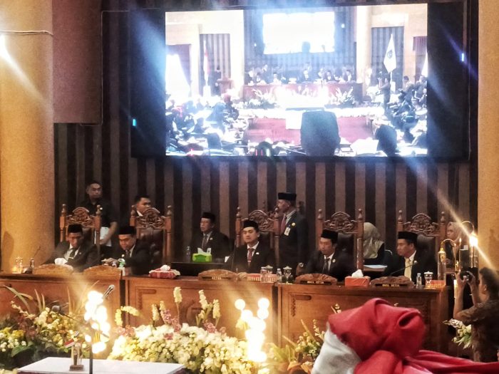 Bupati Tanbu Zairullah Azhar Hadiri Pelantikan PAW Ketua DPR