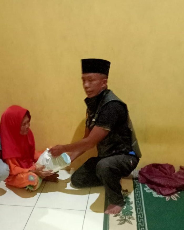 Lansia dan Anak Yatim di Desa Kupang Berkah Jaya Terima Bantuan dari Posko Satu Jiwa