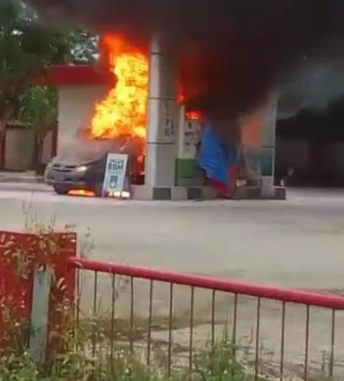 Diduga Dispenser pengisi BBM Konslet, Sebuah Mobil Beserta Nossle APMS Sarigadung Terbakar