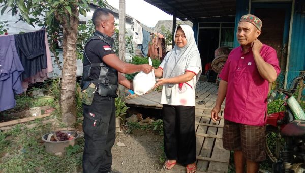 Secara Door to Door, Posko Satu Jiwa Bagikan Paket Sembako Kepada Masyarakat Membutuhkan