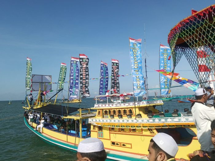 Parade Kapal Hias di Laut Pagatan Warnai Puncak Pesta Mappanre Ri Tasi E