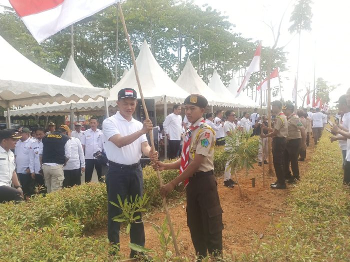 Launching 5.000 Bendera, Sekda Tanbu Ambo Sakka Tekankan Nilai-Nilai Kebangsaan