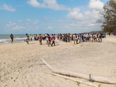 Di Penghujung Event IFRC 2023 Peserta, gelar Bakti Sosial Bersihkan Sampah Pantai Angsana