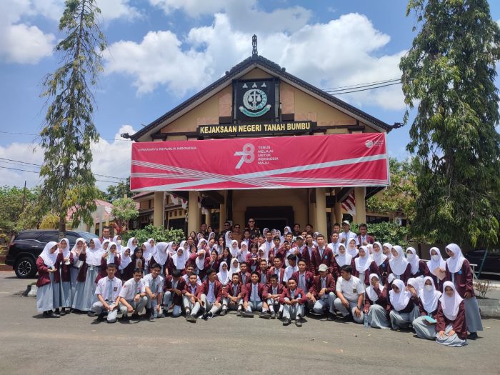 Kajari Tanbu Apresiasi Rasa Ingin Tahu Pelajar SMAN 1 Simpang Empat