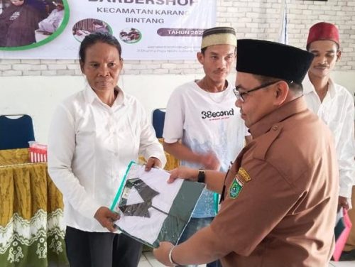 Pemberdayaan Ekonomi, Warga Karang Bintang Dibekali Pelatihan Barbershop