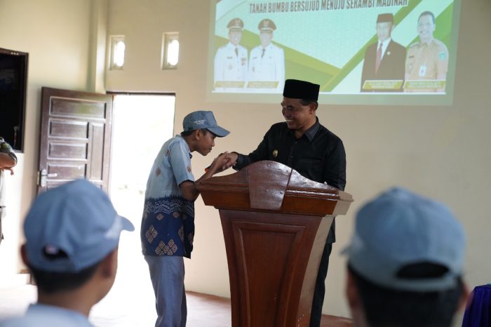 Bupati Zairullah Pesan Anak-anak Tanbu Bangun Tradisi Basuh Kaki Orang Tua