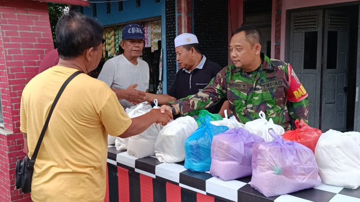 Dukungan Dandim 1022/Tnb, Babinsa Ini Sambut Jum’at Berkah Dengan Masyarakat Kurang Mampu