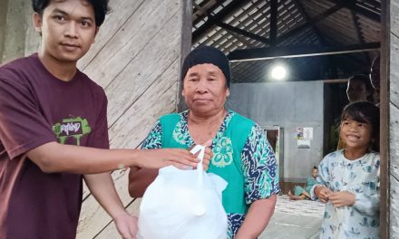 Sambangi Rumah Door to Door, Posko Bantu Ringankan Beban Masyarakat Kurang Mampu