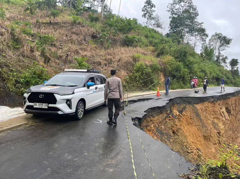 Jalan Batulicin- Kandangan KM 85 Longsor, Dihimbau Pengendara Berhati- hati