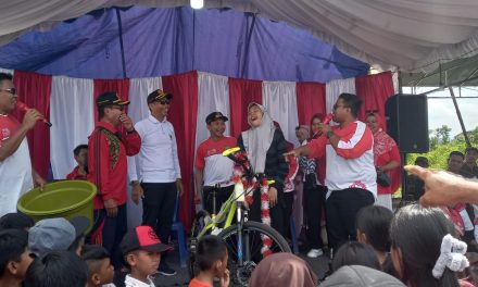 Kepala Desa Baroqah Markuwat Resmi Lepas Peserta Jalan Sehat 2 Kilometer