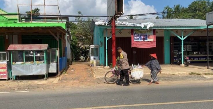 Aksi Mulia, Anggota Polisi Dorong Sepeda Nenek Pedagang Sayur Yang Alami Ban Kempes