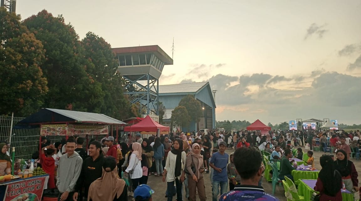 Warga Padati Bandara Bersujud, Meriahkan Acara Flight Free Day