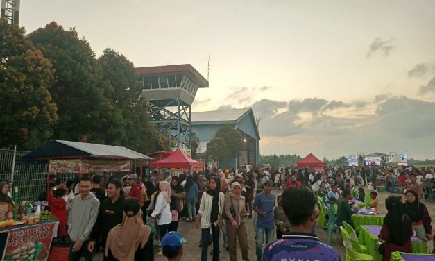 Warga Padati Bandara Bersujud, Meriahkan Acara Flight Free Day