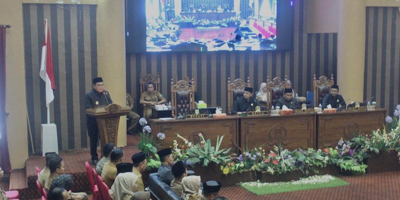 Bupati Tanbu Hadiri Rapurna DPRD Kabupaten Tanbu Guna Sampaikan RAPBD 2025